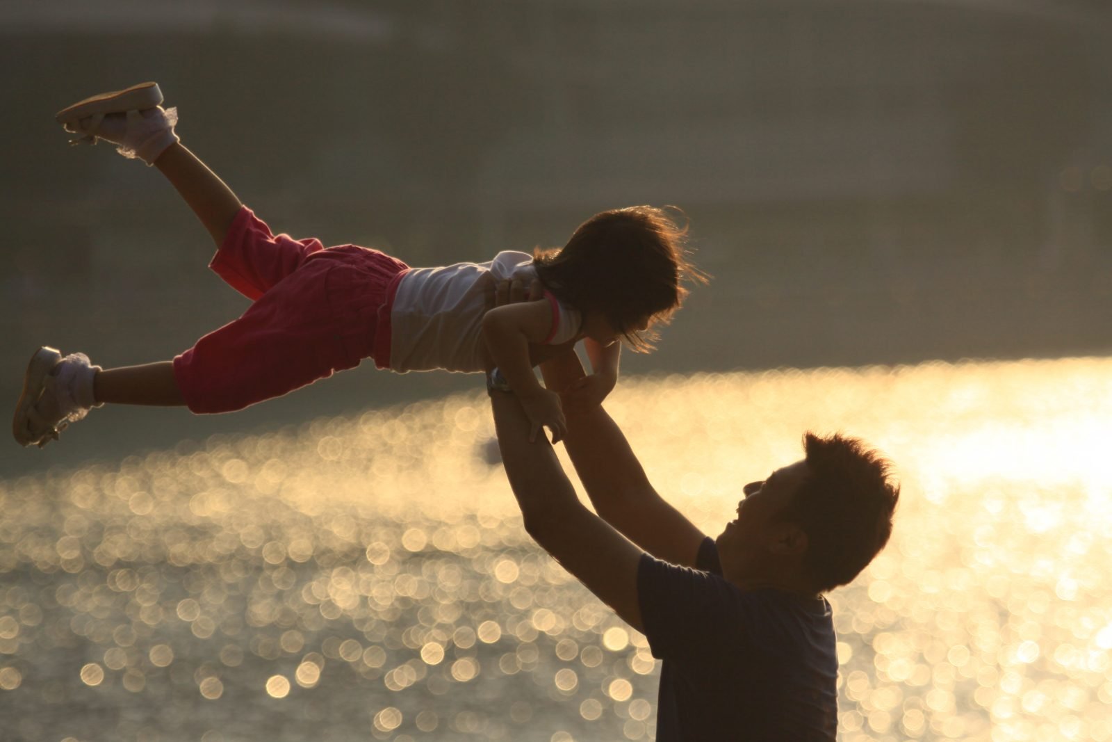 Oxytocin: Næsespray forbedrer fars overfor barn
